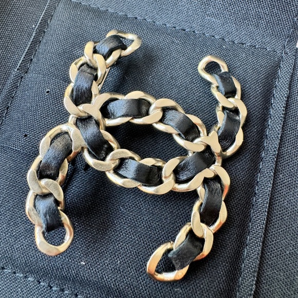 CHANEL 18V CLASSIC GOLD TONE LARGE BIG CC LOGO CHAIN BLACK LEATHER BROOCH PIN - Picture 4 of 10